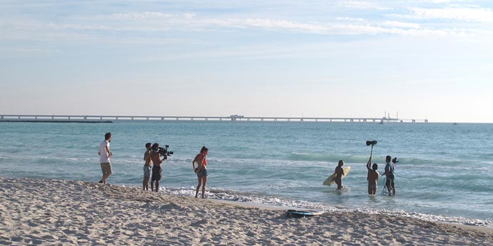 Operatori video riprendono modella nel mare di rosignano per pubblicità smalti