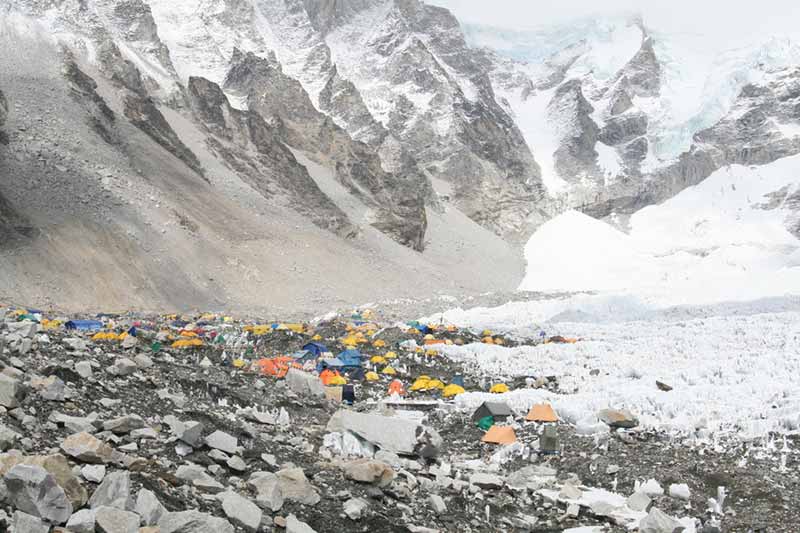 Panorama del versante nepalese del Campo Base sud, paragonato al primo passo per creare un brand