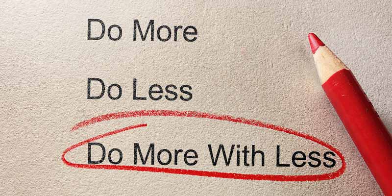 Immagine con la frase do more with less cerchiata in rosso