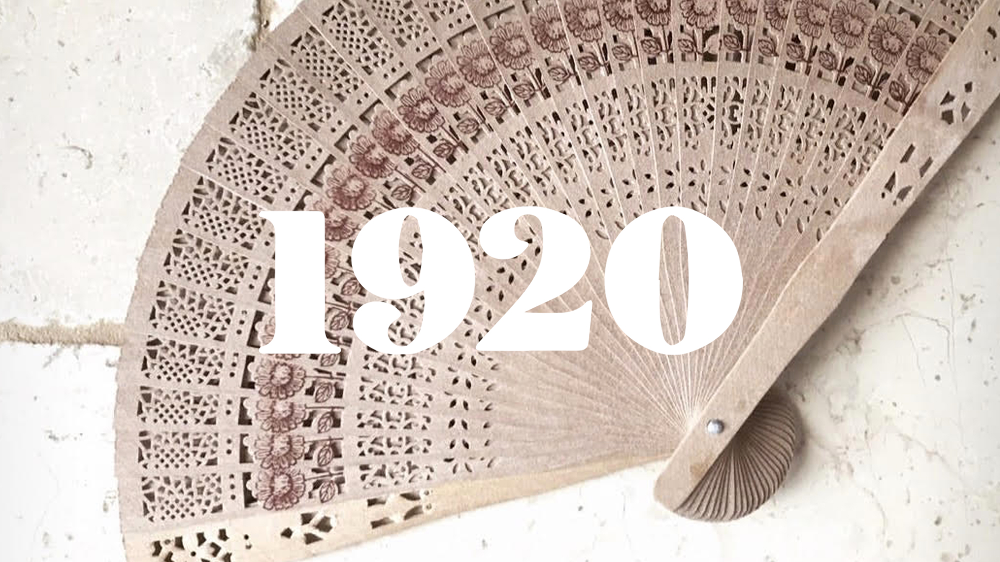 Il logo del brand 1920 Vintage Bridal Salon e un ventaglio oggetto dell'operazione di influencer marketing.